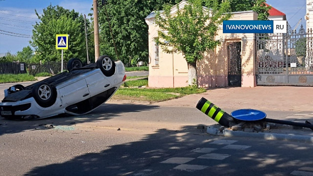 В Шуе перевернулась легковушка